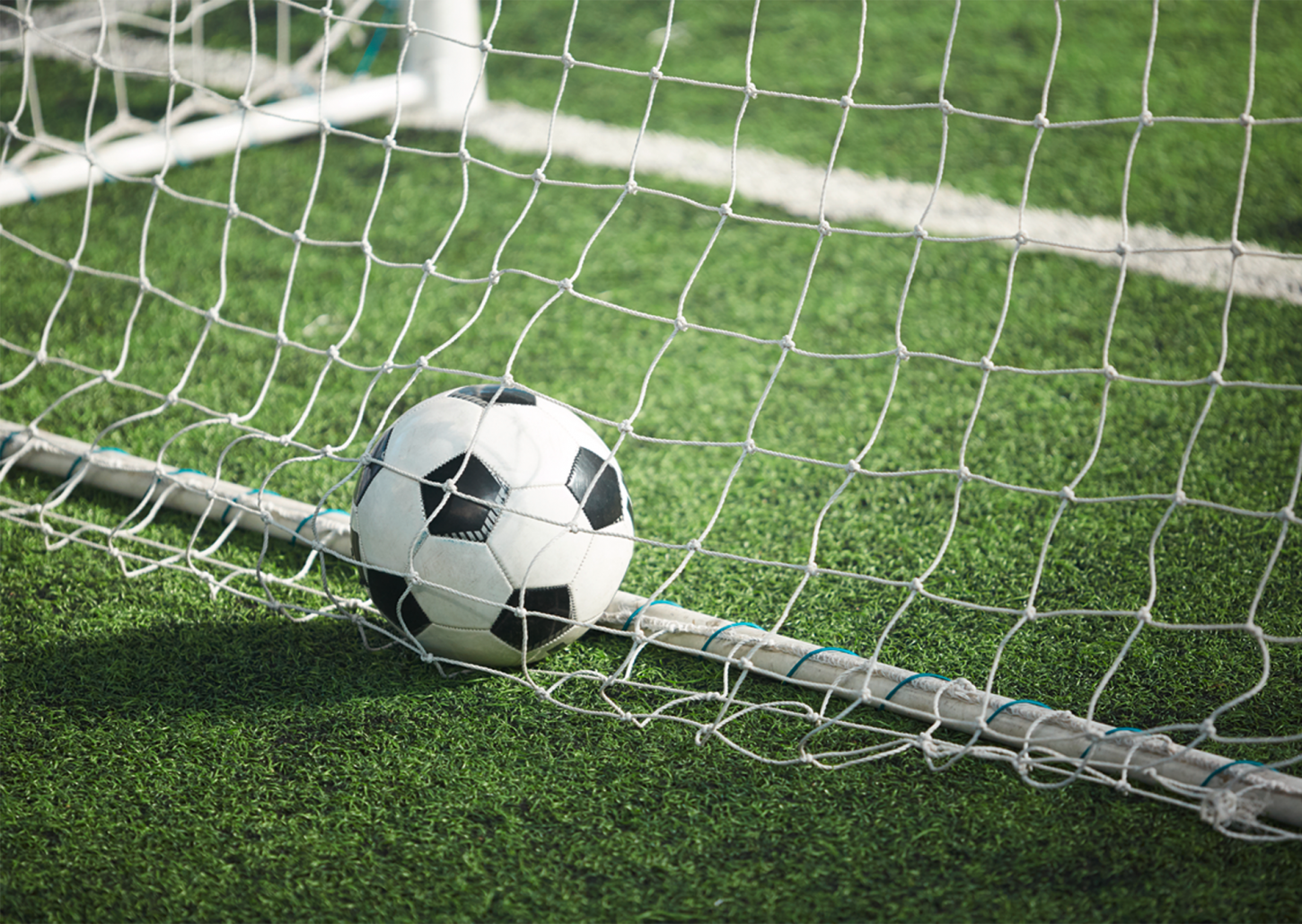 Ein Platzhalterbild mit einem Fußball in einem Netz